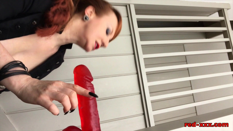 RedXXX: Zuigdildo op de trap!
