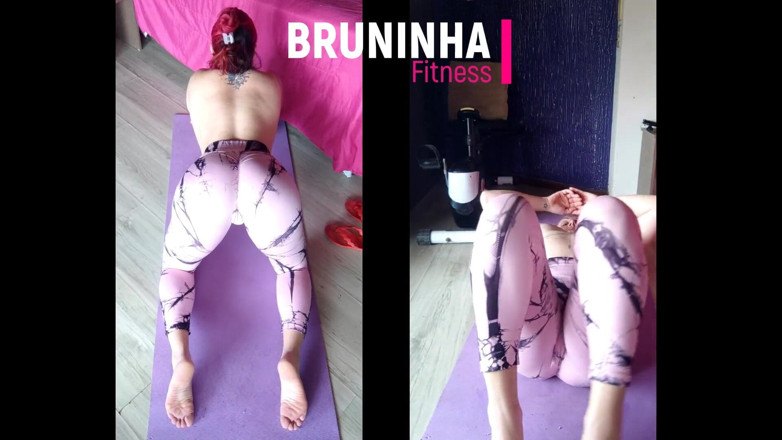 Bruninha Fitness: Brazylijka robi jogę z leginsami wbita w tyłek