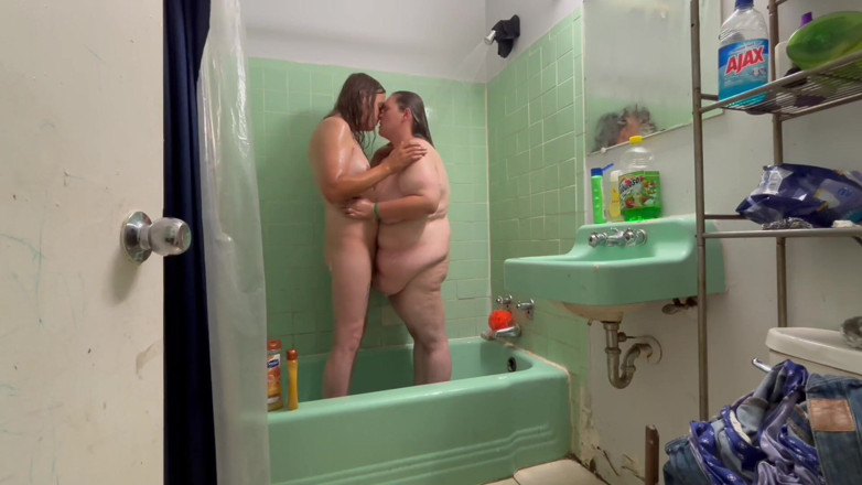 Fat House Wife: 两个热辣的女孩一起洗肥皂，对方一起变得