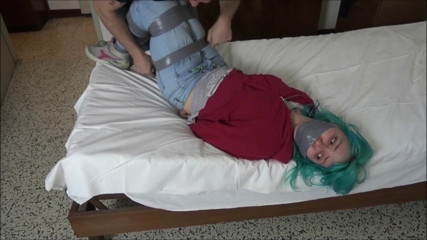 Selfgags classic: Une étudiante italienne : attachée, bâillonnée en culotte et portée sur son épaule !