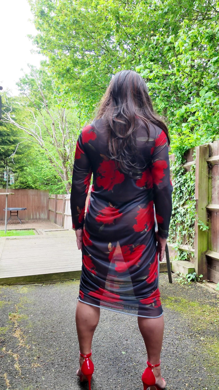 Kellycd2022: Crossdresser Kellycd2022 en largo negro y rojo transparente, vestido y...