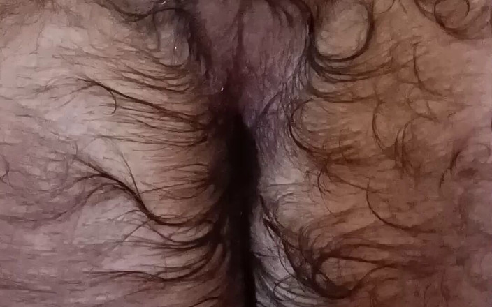 Gold & Spice: Entraînement anal en solo poilu avec un gode violet