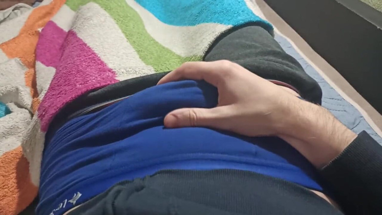 Pasha: Man in blauwe slipjes speelt met zijn lul, wrijft erover