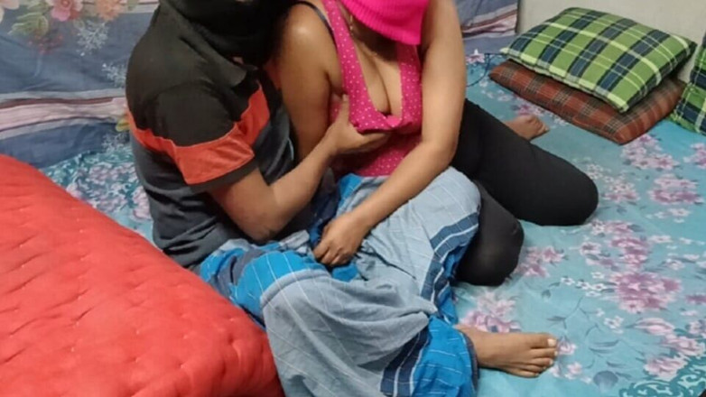Hot_wife999: O meio-irmão fez a meia-irmã Nakeed andfucked seu romanc