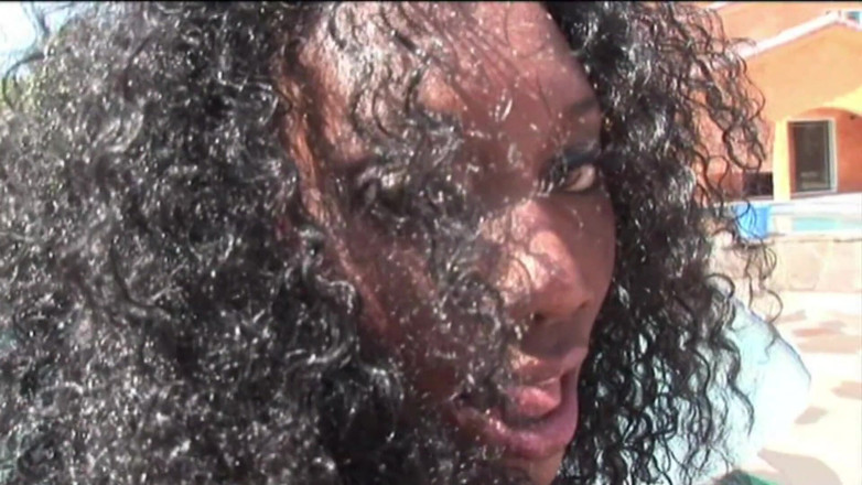 Thot Factory: mörkhyad MILF Naomi Banxxx glider enorm svart kuk i hennes...