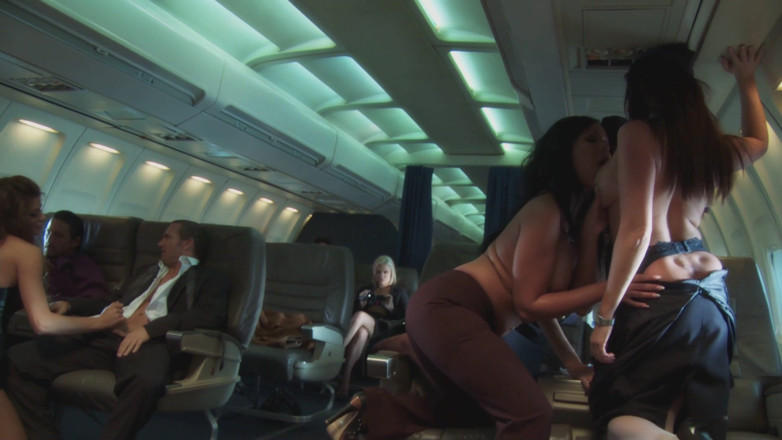 Anna Bell Peaks: Des lesbiennes s'amusent dans l'avion en partageant des bites énormes