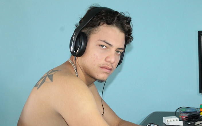 Latino boys porn: Chico latino se masturba en casa