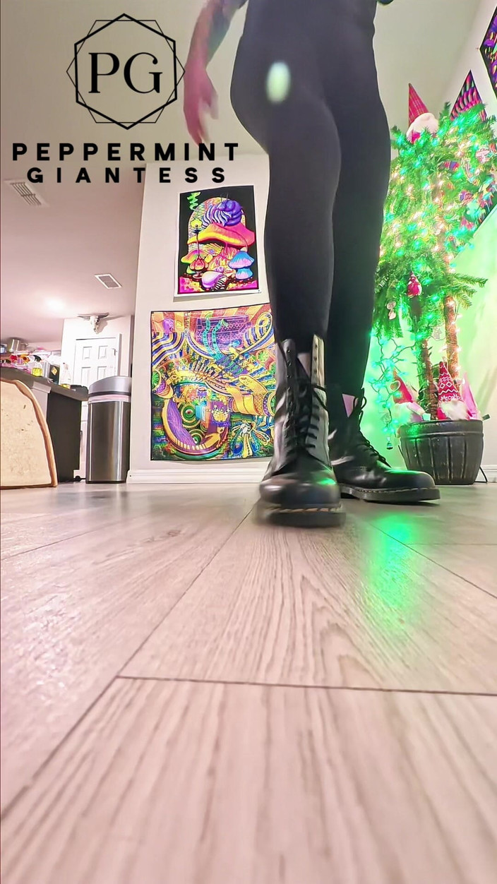 Peppermint Giantess: 6'7 Гигантесса в Doc Martens топает жестко порочными сло-мо томпами