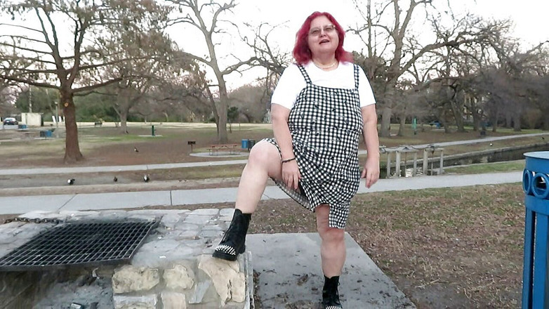 BBW nurse Vicki adventures with friends: Errores de grabación en botas! Grandota Nursevicki dominatrix en juego...
