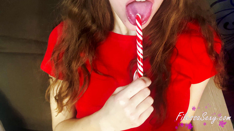 Filessa: Девушка украшает елку и мастурбирует киску с lollipop