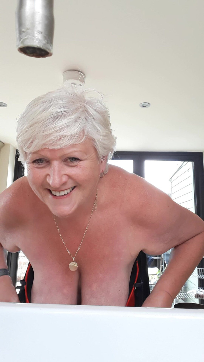 Uk Joolz: लगभग अधिनियम में पकड़ा गया... Tits Hanging