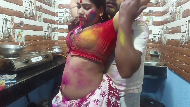 Sona bhabhi: Frumoasă indiancă bhabhi bengaleză se bucură de Holi special cu...