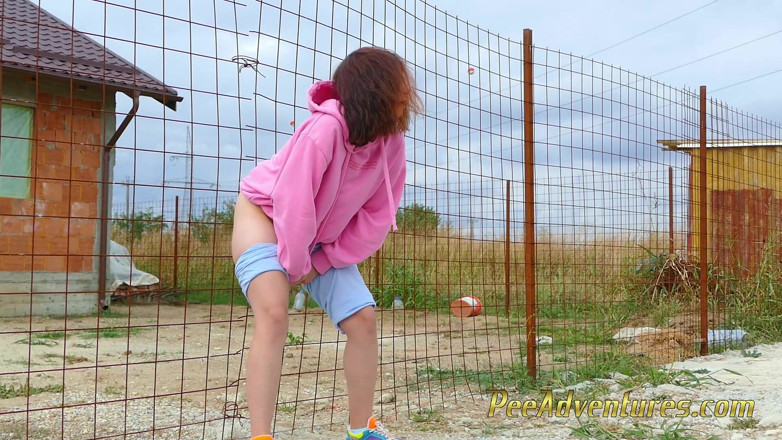 Pee Adventures: Gadis hipster yang putus asa berusaha keras untuk kencing
