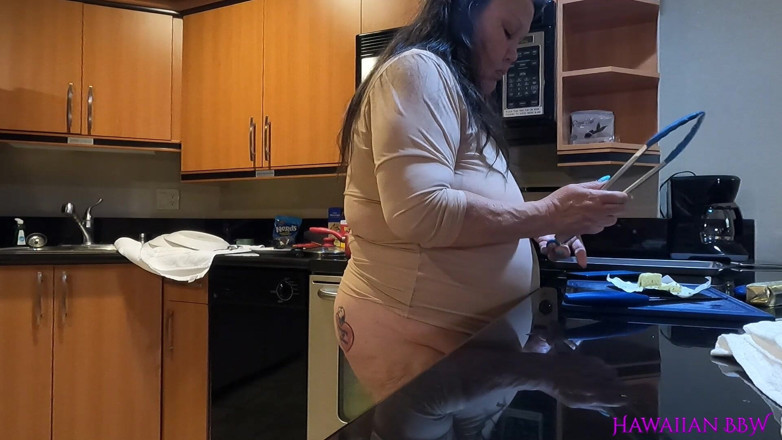 BBW Pleasures: 스테이크 저녁 식사와 오럴을 요리하는 주부