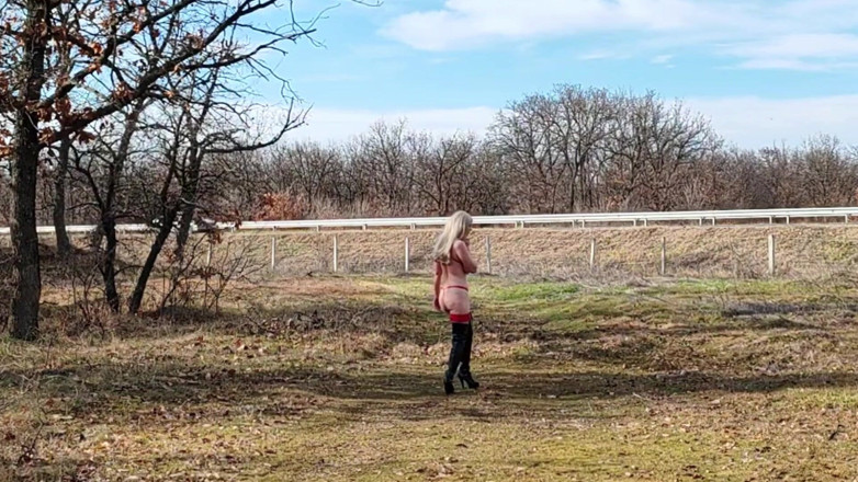 Za Za: Pequena prostituta tira seu body vermelho na estrada parte 2