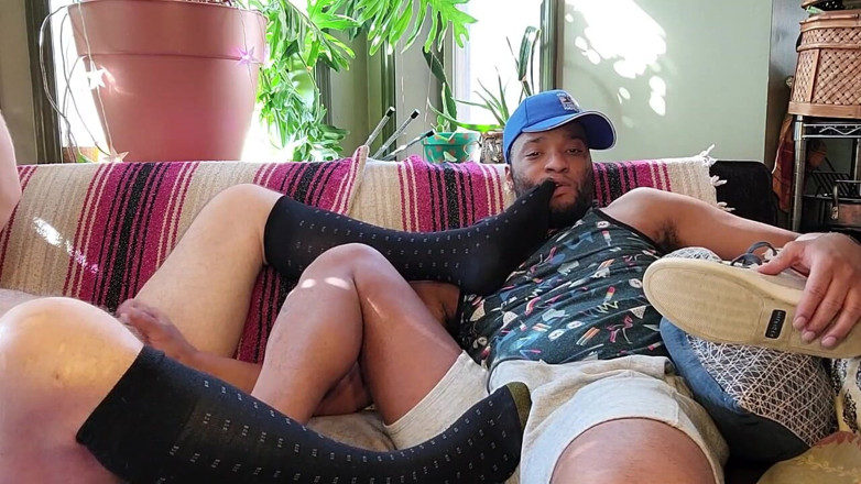 Kennie Jai: Fußfetisch! Kennie jai wichst auf Bärenfüße!