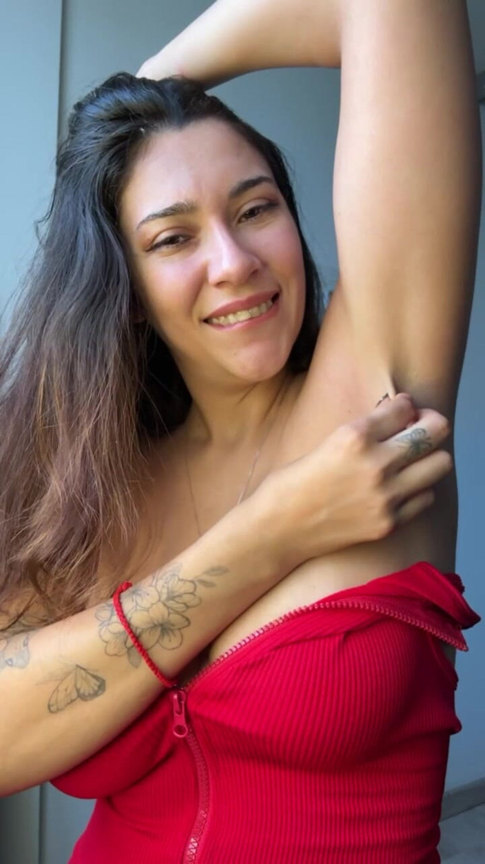 Maria jesus of: Mädchen mit großen Brüsten gönnt sich ihre Achselhöhlen