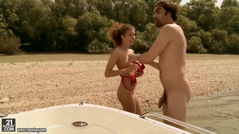 Femdom Power: Elle la sauve et se fait enculer