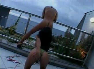 Outdoor pervs: Des bombasses noires sexy se lèchent et baisent sur le...