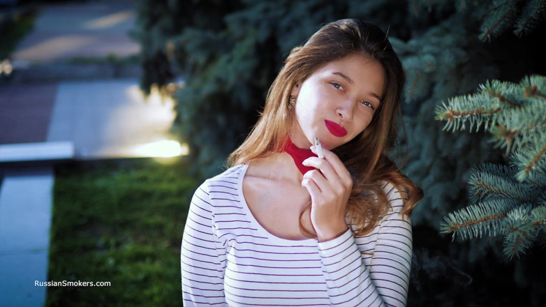 Russian Smokers: Ateşli Rus kız dalgalar ile sigara içiyor