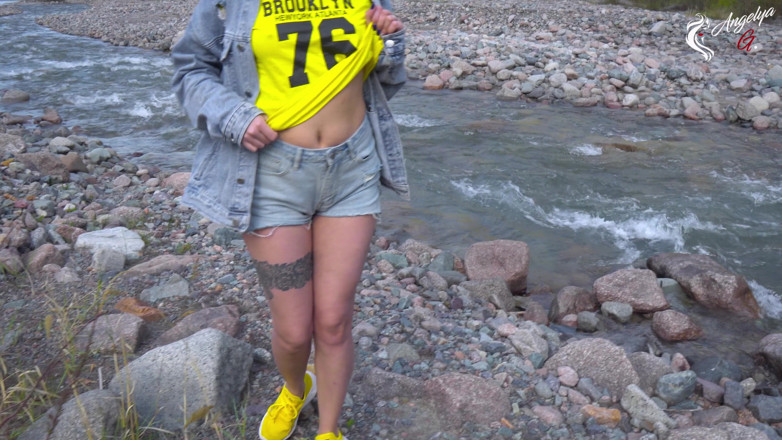 AnGelya G: Cette fille adore le sexe en plein air