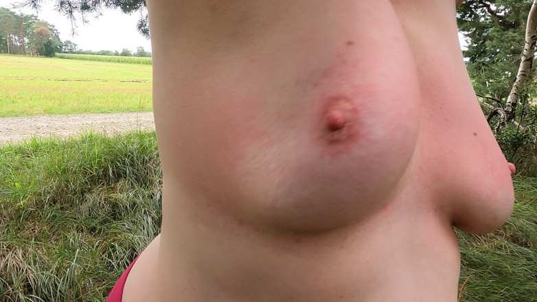 Bouncy Tits Action: Per muovere le sue tette sulla panchina del parco