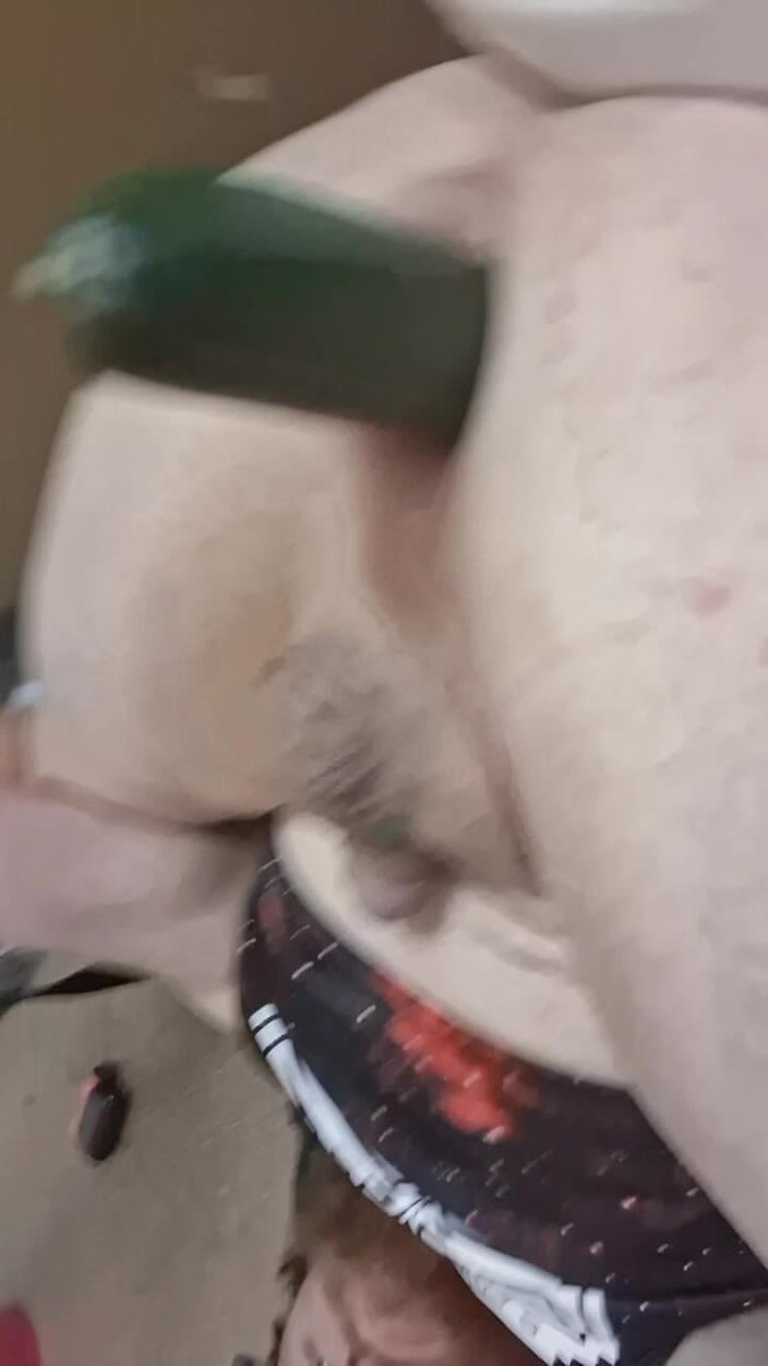 BottomBoyDougie: Mi scopo il buco con un cetriolo