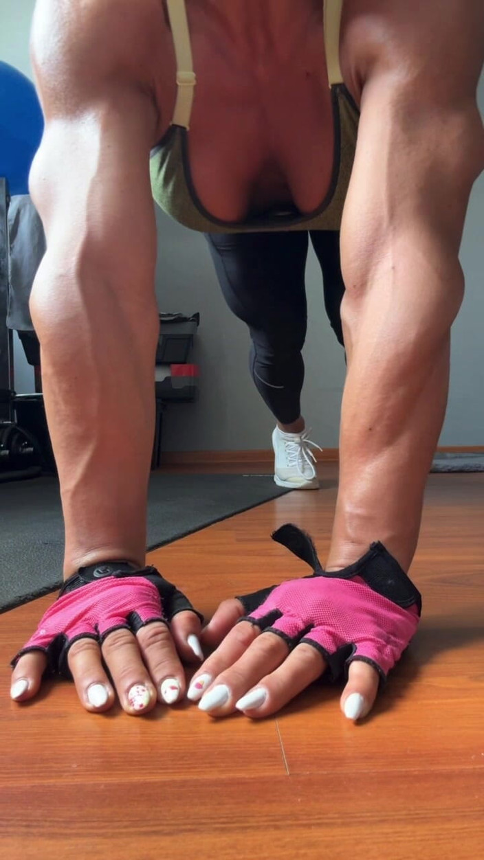 Alesyamuscledoll: ¡Calentarlo bien!