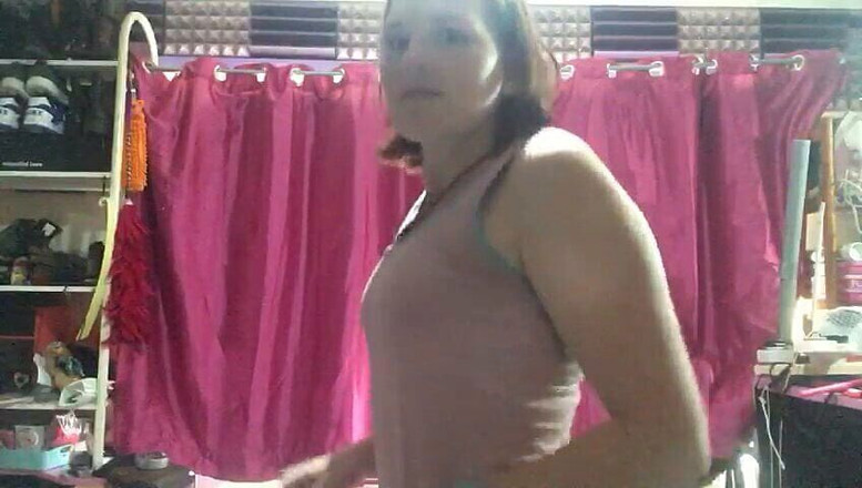 MistressWriggler: Aku lagi asik goyangin toketku sambil topless dan dientot habis-habisan...