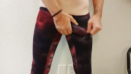 Receptor distort: Büyük yaraklı bir adam yoga pantolonuyla mastürbasyon yapıyor