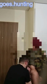 Швейцарський прямий військовий новобранць спокушений