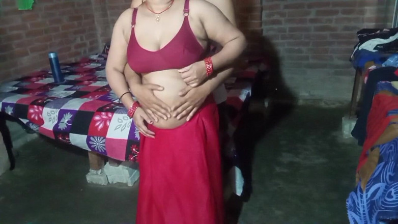 Manjushukla: Laal Sari Me Bhabhi ji sembra molto caldo e sexy.