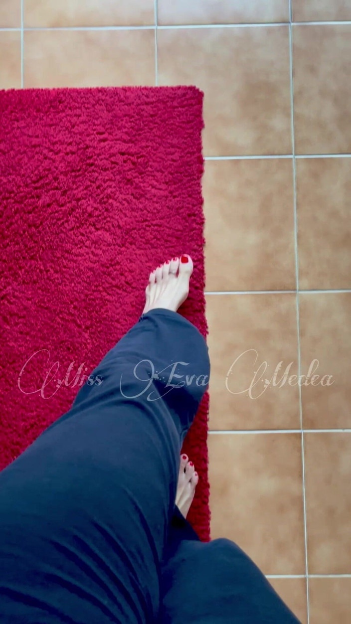 Miss Eva Medea: Pluie de pieds