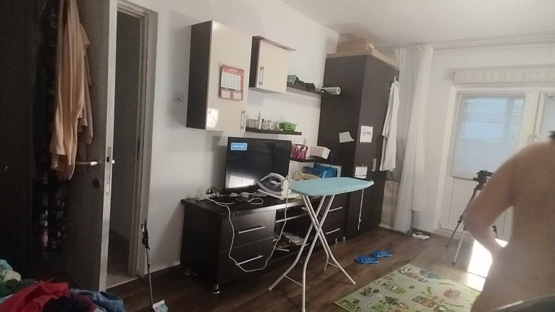 Amateur_MS: Sexy brunetka dělá nahé práce po celém domě
