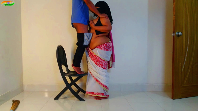 Aria Mia: Milf mujer árabe caliente quiere follar con electricista