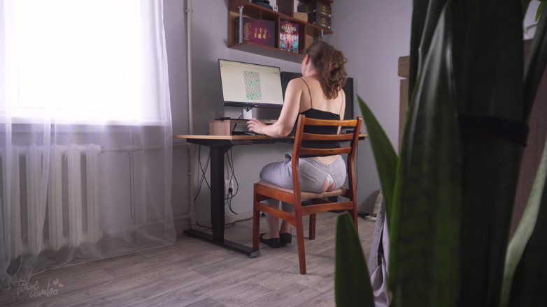 Teasecombo 4K: Cam pegou colega gostosa trabalhando em calças rasgadas