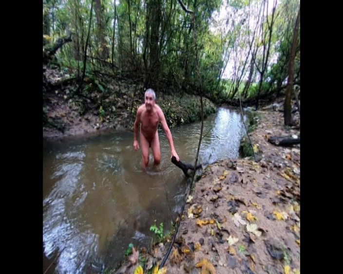 Andy: Nuda nel ruscello