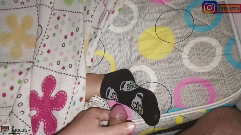 JhonWitt: Adik tiriku yang mungil ini kepergok lagi asik nyepong kontol...