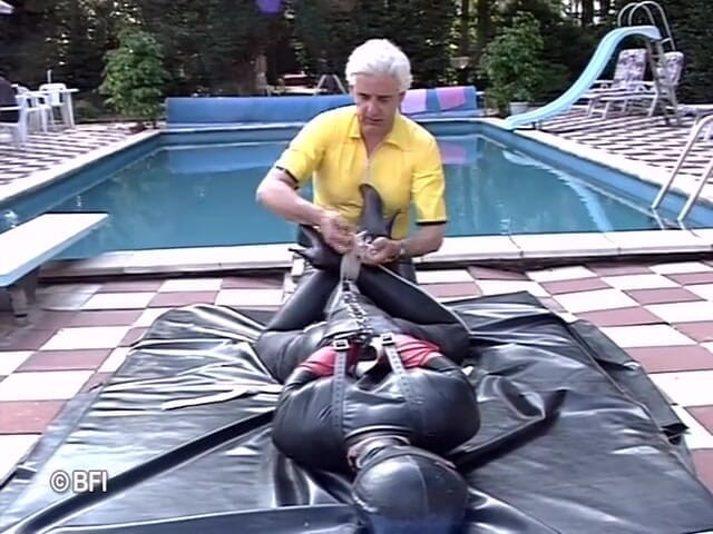 House of lords and mistresses in the spanking zone: O femeie în piele este dominată în aer liber