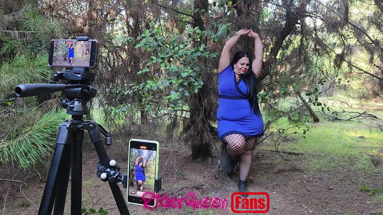 Only Riderqueen BBW Step Mom Latina Alone: Riderqueen lagi sendirian di luar ruangan, video untuk penggemar