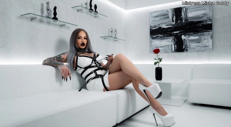 Goddess Misha Goldy: Dein Blick nährt meine Grausamkeit