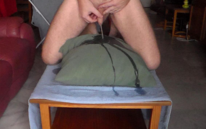 Sex hub male: John kencing di seluruh Bantal Sofa