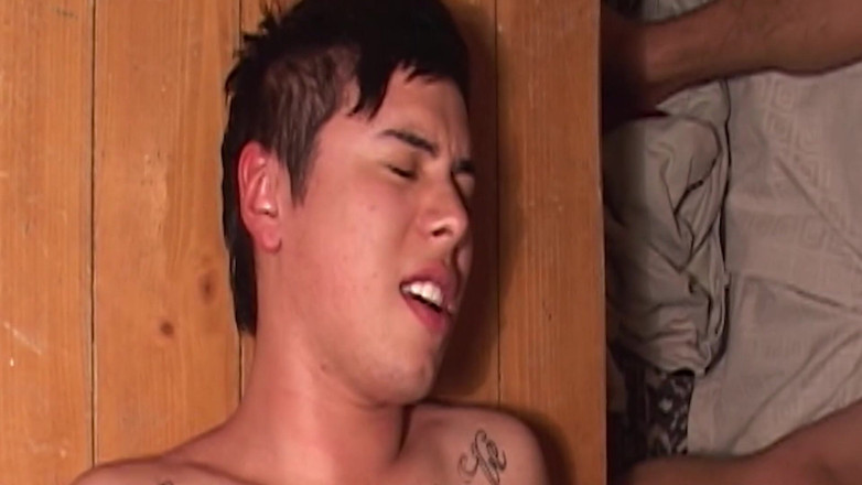SEXUAL SIN GAY: Jumelles latines, scène 4_orgy de mecs latins qui partagent des culs...