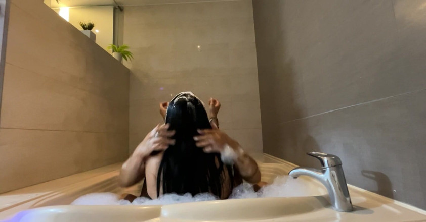 Monozion: Keldai Besar Dalam Sut Duduk Kekasihnya Di Tab Mandi Buatan...
