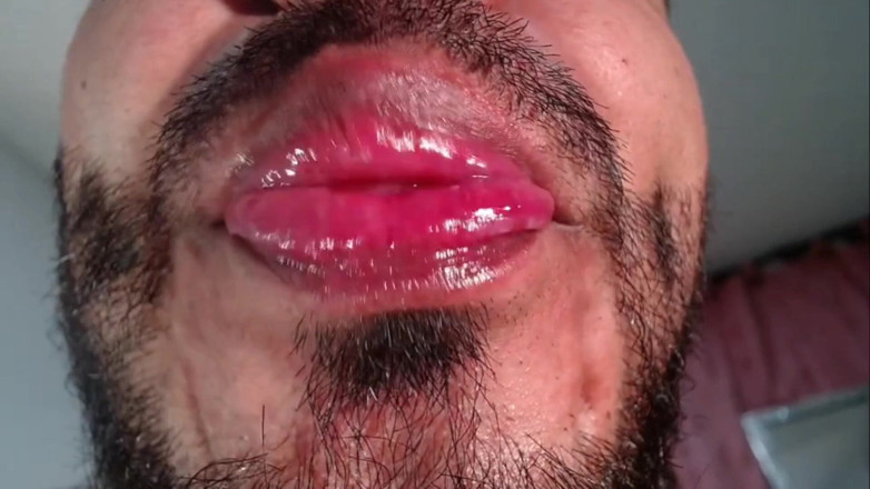 Tommhot: Hombre latino de piel oscura jugando con su juguete sexual...