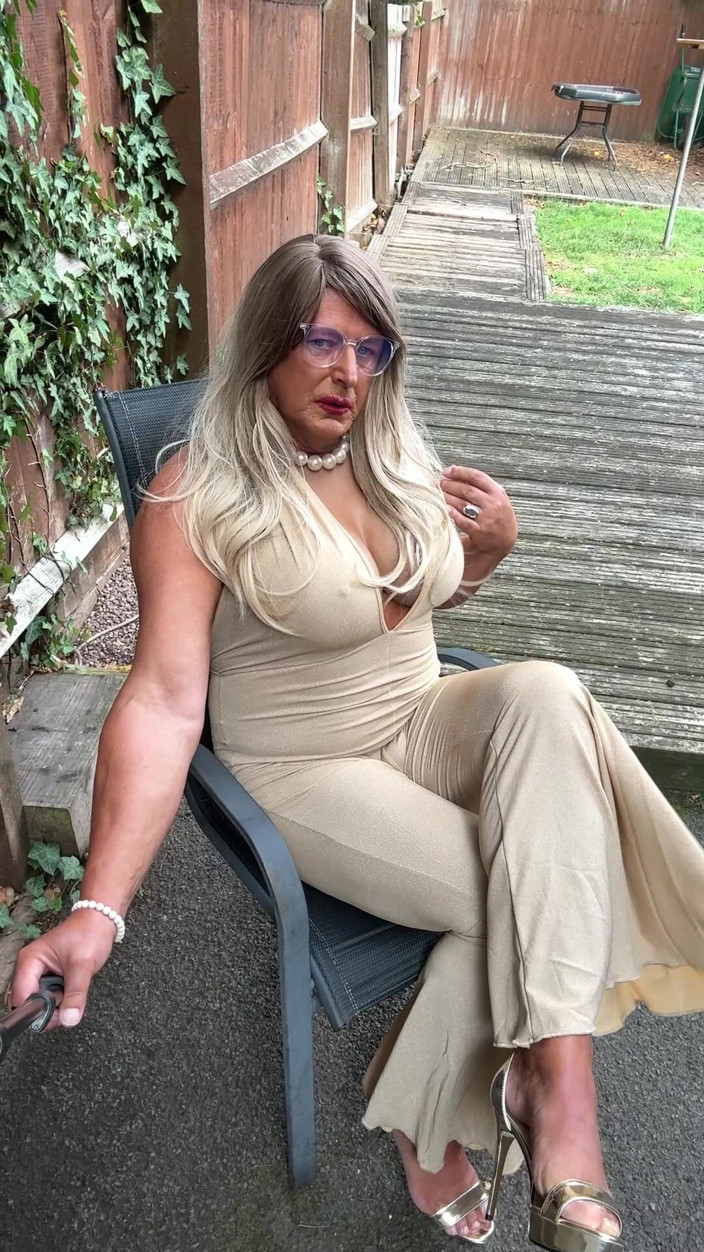 Kelly CD 2022: Altın gergin catsuit ve topuklu seksi travesti kellycd2022