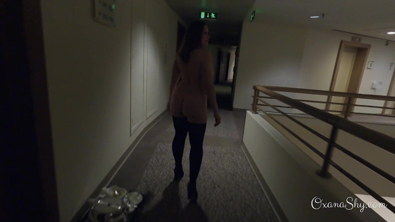 MILF Oxana: Nackt in einem hotelflur erwischt
