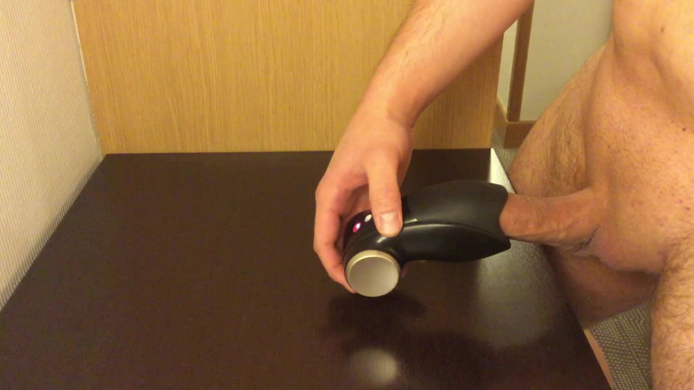 Anon0113: Trojitý výstřik v mém hotelovém pokoji pomocí zábavného továrního vibrátoru