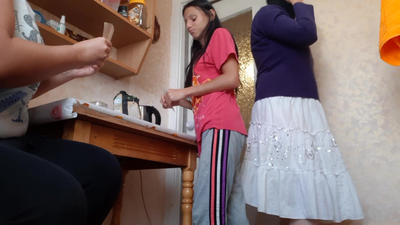 Lesbian-illusion: Jebanie dziewczyny mojej przyrodniej siostry podczas rozmowy przez telefon
