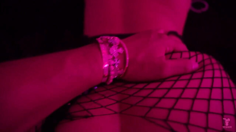 Teddy Tarantino: La strip-teaseuse latina Kiki Klout se fait draguer à la station-service...
